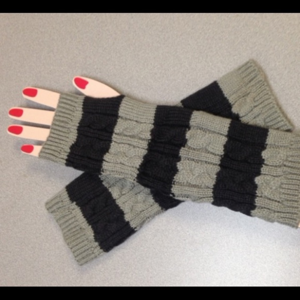 Cute Fingerless Gloves in Grey
